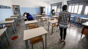 فضيحة تضرب أوساط التعليم في إيطاليا.. معلمون يُتهمون بالاعتداء الجنسي على طالبات قاصرات