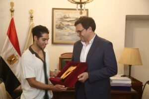 وزير الثقافة يكرم النجم العالمي مينا مسعود ويعلنه ممثلًا للثقافة والفنون المصرية في الخارج