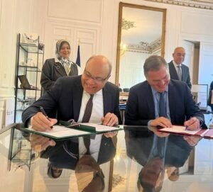 وزير الطيران ووزير النقل الفرنسي يوقعان اتفاقية ترتيبات فنية في مجالات الطيران المدني المختلفه 