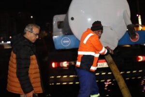 طوارئ مستمرة ليلًا.. جولة تفقدية لرئيس صرف إسكندرية أثناء الأمطار