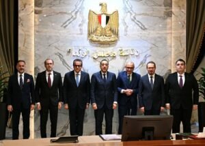 رئيس الوزراء ووزير الصحة يلتقون بنائب وزير الصحة والسفير التركي لتعزيز التعاون الصحي