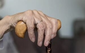 مسنّة تحقق «معجرة طبية نادرة»: خضعت لتلقيح صناعي ووضعت مولودها الأول في سن الـ70