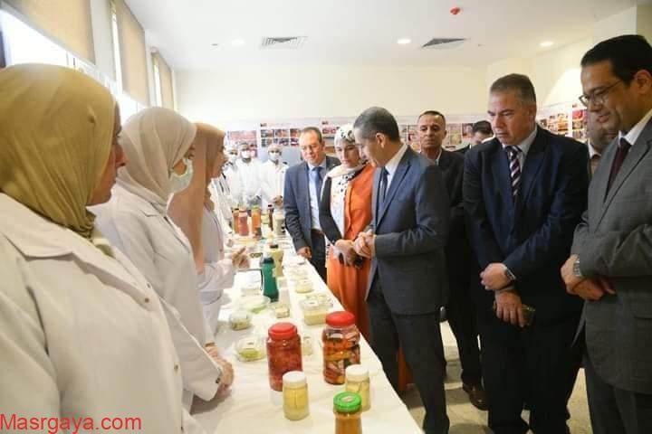 محافظ الغربية ورئيس جامعة سمنود يفتتحان معرض منتجات طلاب الجامعة