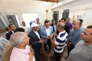 وزير الإسكان يتفقد بشكل مفاجئ العمل بعدد من روافع المياه بالقاهرة الجديدة
