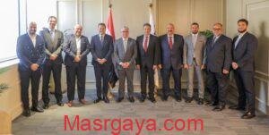 توقيع عقد مشروع إنتاج أنظمة تركيب ألواح الطاقة الشمسية بـ«السخنة الصناعية»