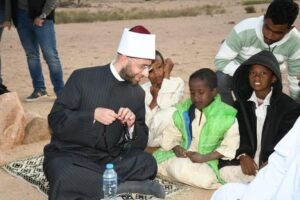 وزير الأوقاف يلتقي أبناء الوطن الكرام في جبل علبة في حلايب ويصلي معهم العصر