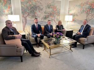 وزير الخارجية والهجرة يلتقي نائب رئيس مؤسسة "هيريتج" الأمريكية