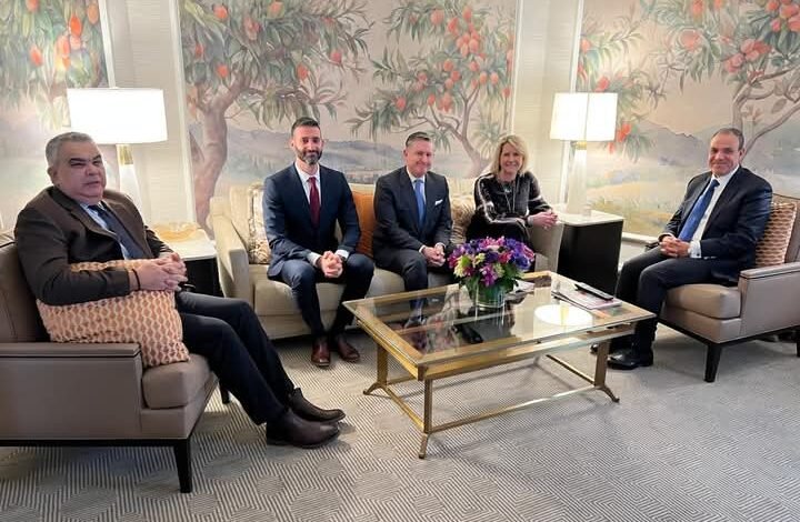 وزير الخارجية والهجرة يلتقي نائب رئيس مؤسسة "هيريتج" الأمريكية