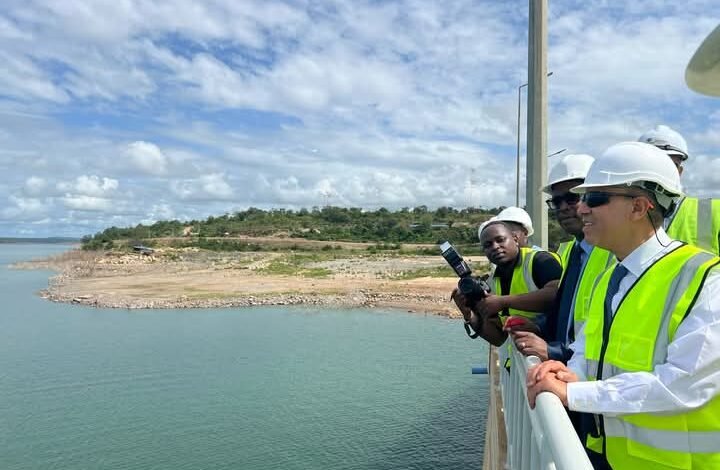 وزير الخارجية والهجرة.. يتفقد موقع سد "جوليوس نيريرى"