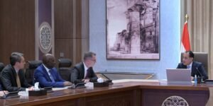 رئيس الوزراء يجتمع بنائب رئيس مؤسسة التمويل الدولية لأفريقيا