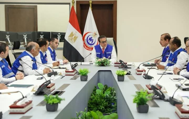 وزير الصحة.. يترأس غرفة الطوارىء المركزية لمتابعة خطة التأمين الطبي لاحتفالات عيد الفطر المبارك