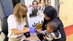 إجراء جراحات دقيقة للأطفال بمشاركة نخبة من أساتذة القصر العيني و21 خبيرًا دوليًا في جراحات التجميل