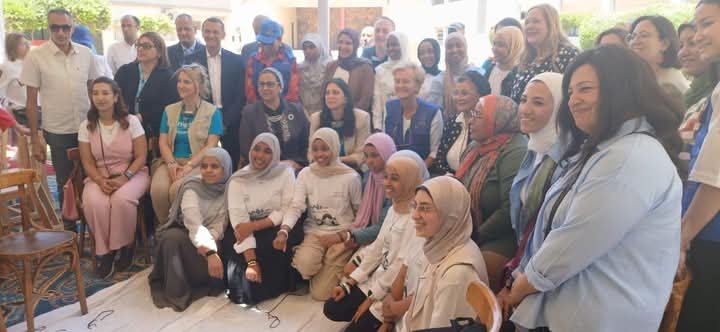 سفيرة الإتحاد الأوروبي ورئيسة قومي المرأة تزوران مدرسة أسوان الثانوية بنات