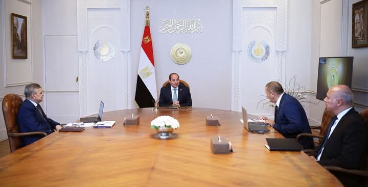 الرئيس عبد الفتاح السيسي.. يكلع على تطورات حركة الملاحة بقناة السويس 