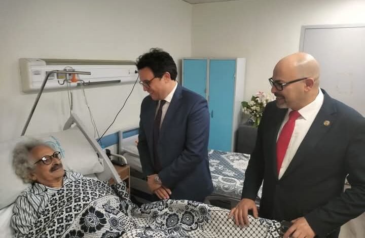 وزير الثقافة يزور الكاتب الكبير صنع الله إبراهيم بعد خضوعه لجراحة أمس