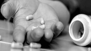 محاولة إنتحار طالبة داخل لجنة إمتحان اللغة العربية بالمنيا