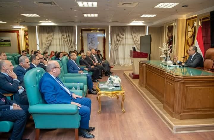 وزير الإنتاج الحربي يلتقي رؤساء البعثات الدبلوماسية والقنصلية المصرية بالخارج