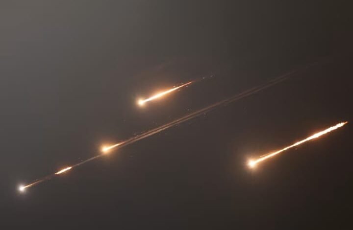 إيران تعلن بدء ردها "الساحق" على الهجمات الإسرائيلية بـ"مئات الصواريخ الباليستية"