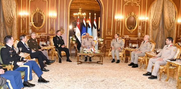 الفريق أحمد خليفة رئيس أركان حرب القوات المسلحة يلتقي قائد القيادة المركزية الأمريكية