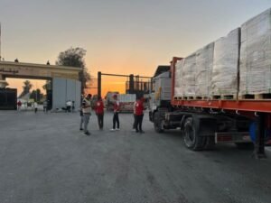 الهلال الأحمر المصري يدفع نحو 2300 طن مساعدات غذائية وطبية في قافلة «زاد العزة» الـ 19 إلى غزة
