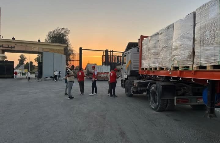 الهلال الأحمر المصري يدفع نحو 2300 طن مساعدات غذائية وطبية في قافلة «زاد العزة» الـ 19 إلى غزة