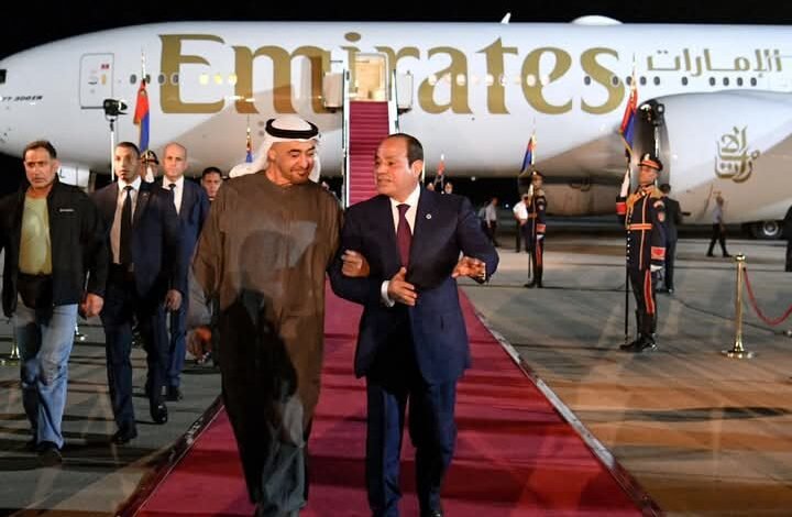 الرئيس عبد الفتاح السيسي يستقبل رئيس دولة الإمارات بمطار العلمين