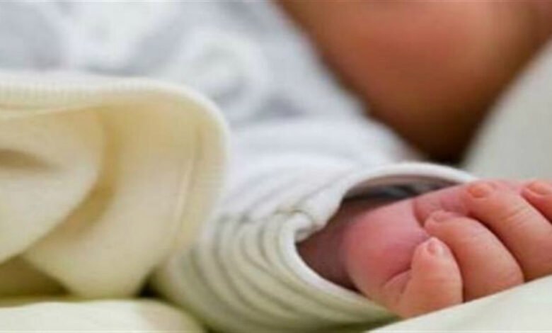 العثور على رضيع بجوار صندوق القمامة فى سمالوط بالمنيا