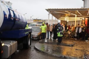 متابعة مستمرة لأعمال كسح مياه الأمطار بالموقف الجديد في منطقة غرب بالإسكندرية