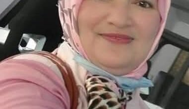 شاشات باهتة وبيوت باردة.. كيف سرق العالم الرقمي دفء العائلة؟